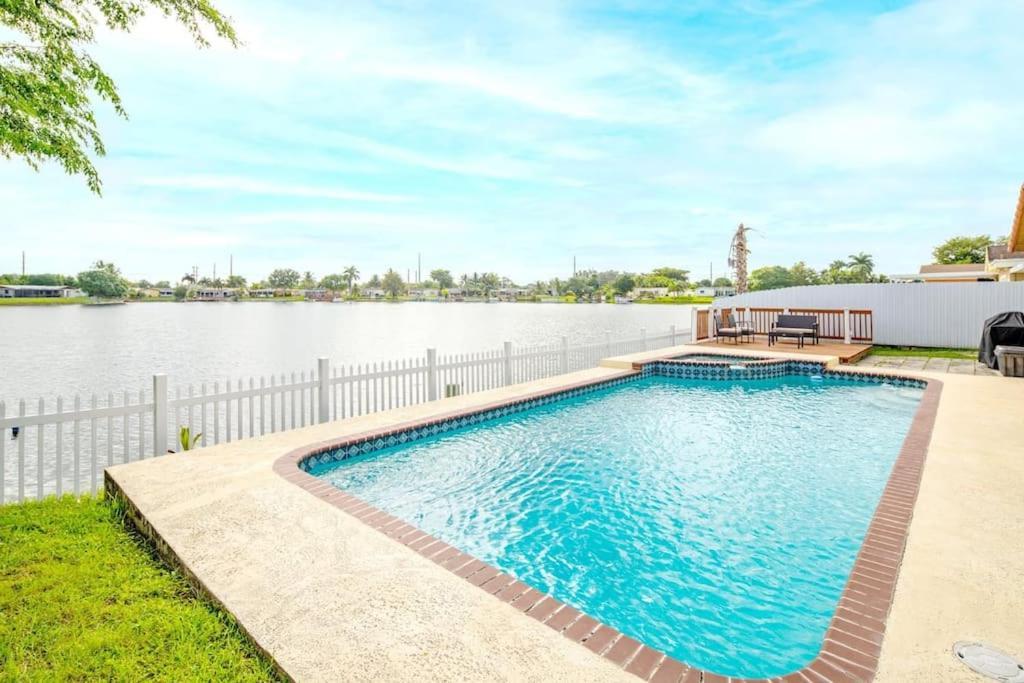 Stunning Lake-Front Villa With Pool & Spa Pembroke Pines Zewnętrze zdjęcie