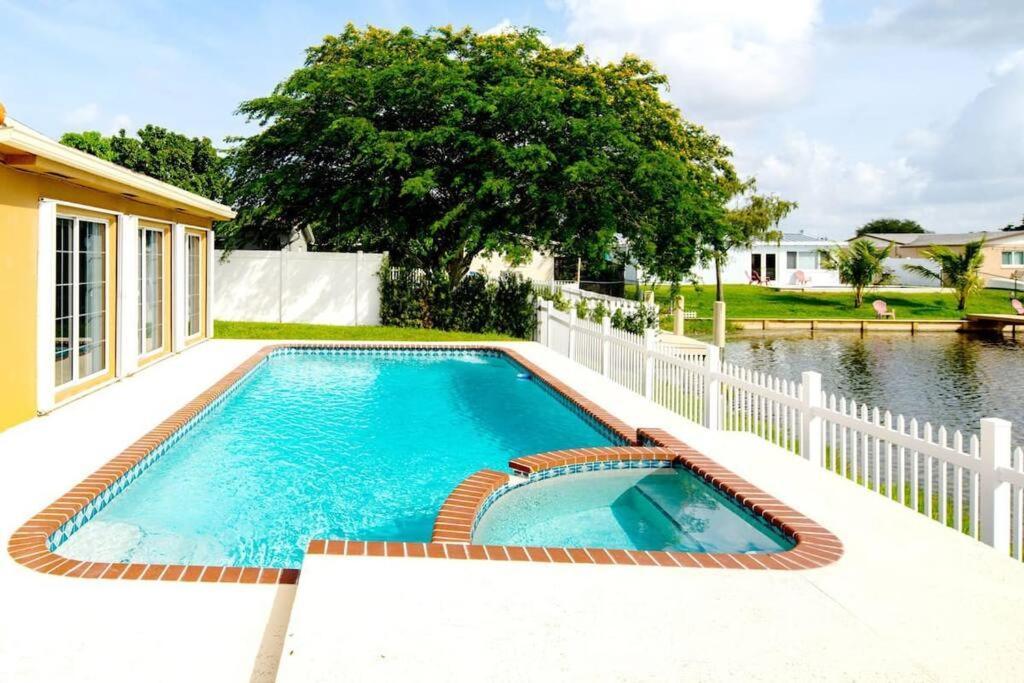 Stunning Lake-Front Villa With Pool & Spa Pembroke Pines Zewnętrze zdjęcie